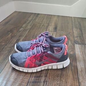 Nike Free Powerlines Women's Red And Gray Plaid Design Casual Sneakers. Size 8.5